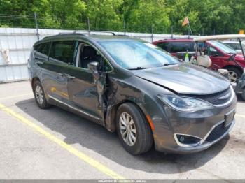  Salvage Chrysler Pacifica