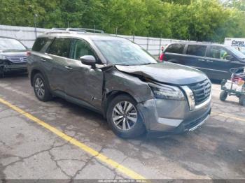  Salvage Nissan Pathfinder