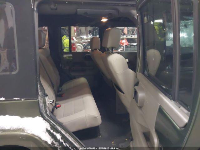 Jeep Wrangler Unlimited Sahara Image 16