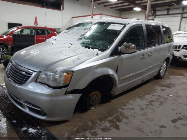 Chrysler Town & Country Touring-l Image 3