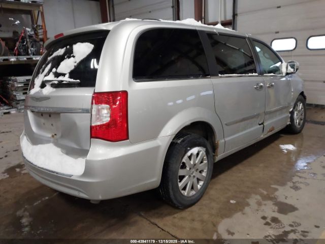 Chrysler Town & Country Touring-l Image 2