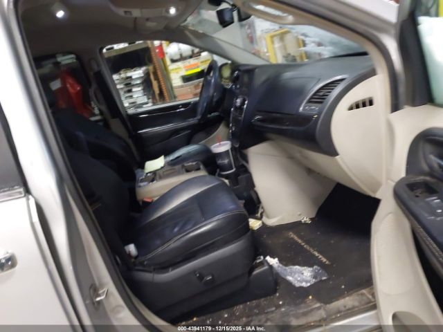 Chrysler Town & Country Touring-l Image 4