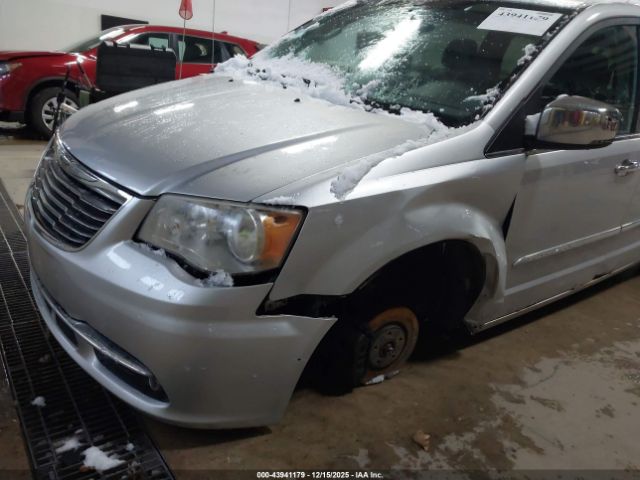 Chrysler Town & Country Touring-l Image 6