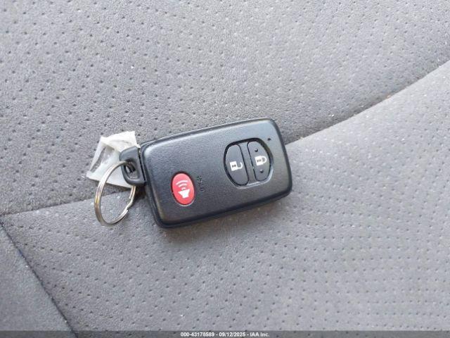 Toyota Prius Two Image 8