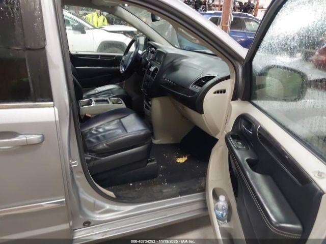 Chrysler Town & Country Touring Image 4