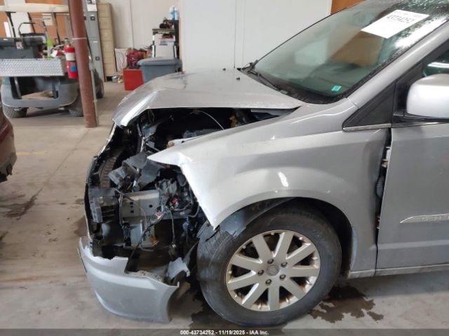 Chrysler Town & Country Touring Image 8