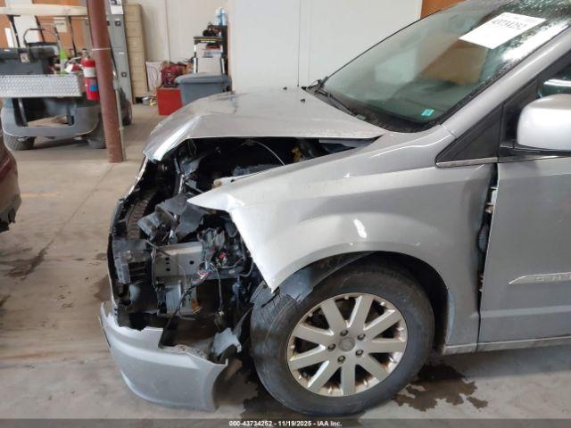 Chrysler Town & Country Touring Image 8