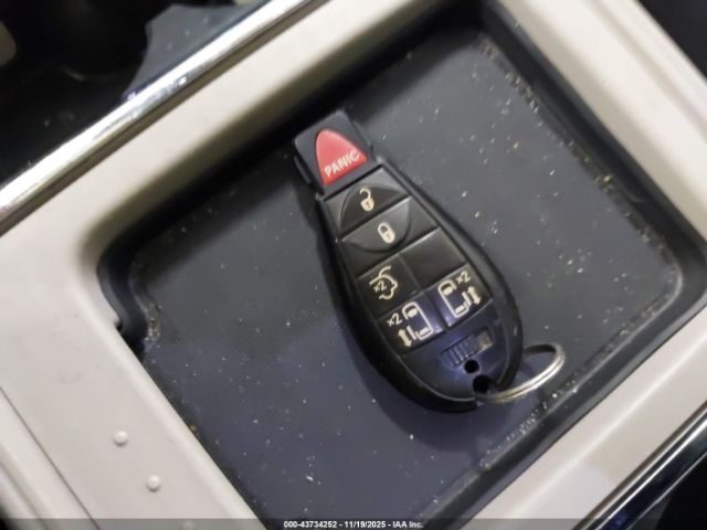 Chrysler Town & Country Touring Image 14