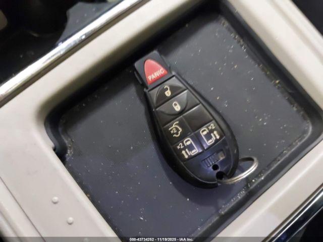 Chrysler Town & Country Touring Image 14