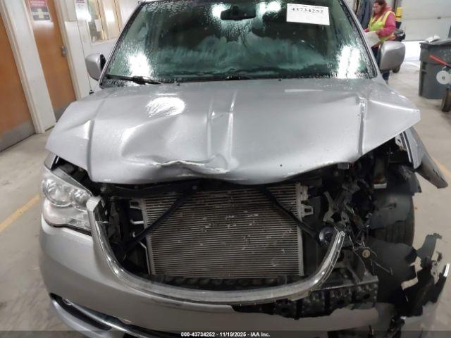 Chrysler Town & Country Touring Image 10