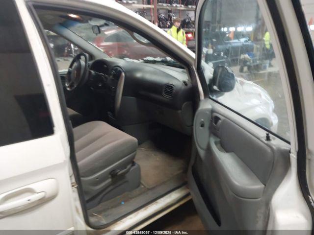 Chrysler Town & Country Touring Image 3