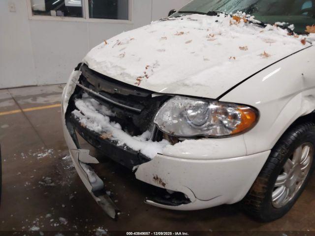 Chrysler Town & Country Touring Image 4