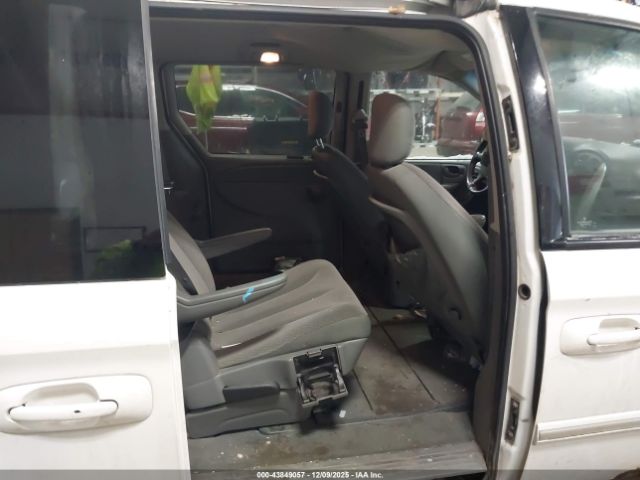 Chrysler Town & Country Touring Image 8