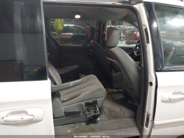 Chrysler Town & Country Touring Image 8