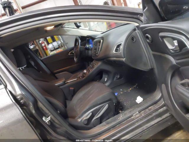 Chrysler 200 Limited Image 5