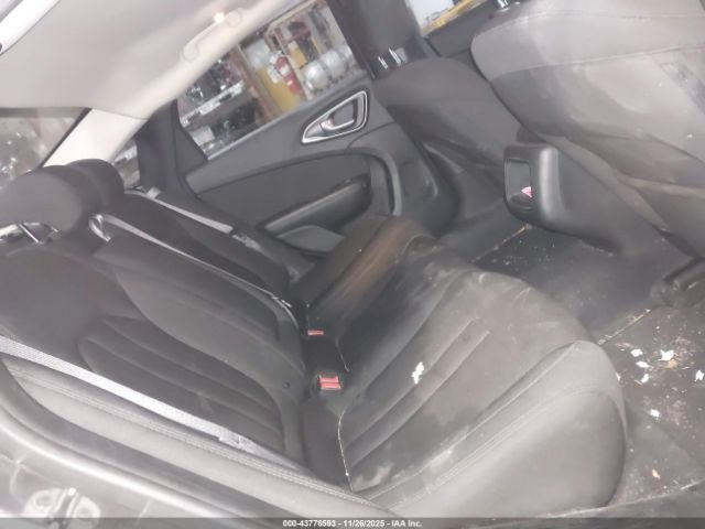 Chrysler 200 Limited Image 7