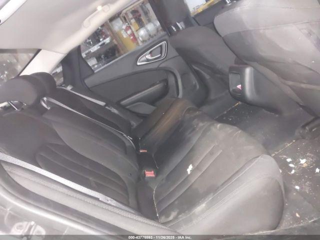 Chrysler 200 Limited Image 7