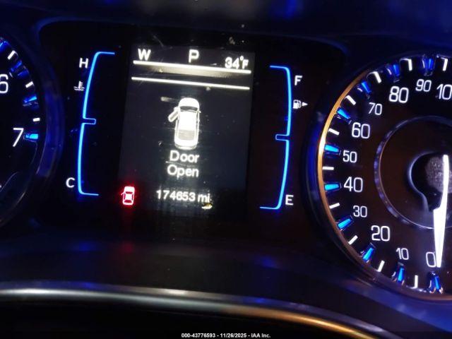 Chrysler 200 Limited Image 15