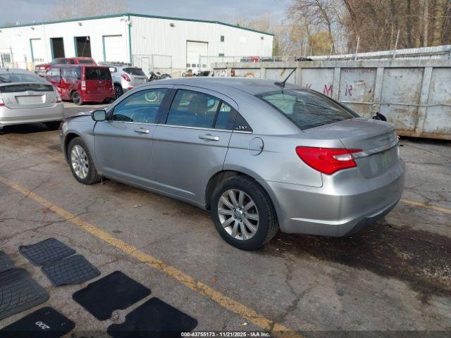 Chrysler 200 Touring Image 3