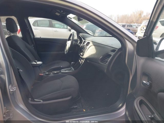 Chrysler 200 Touring Image 4