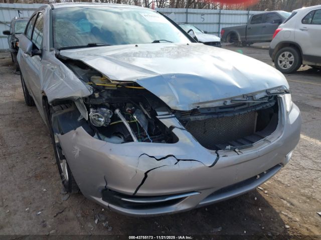 Chrysler 200 Touring Image 6