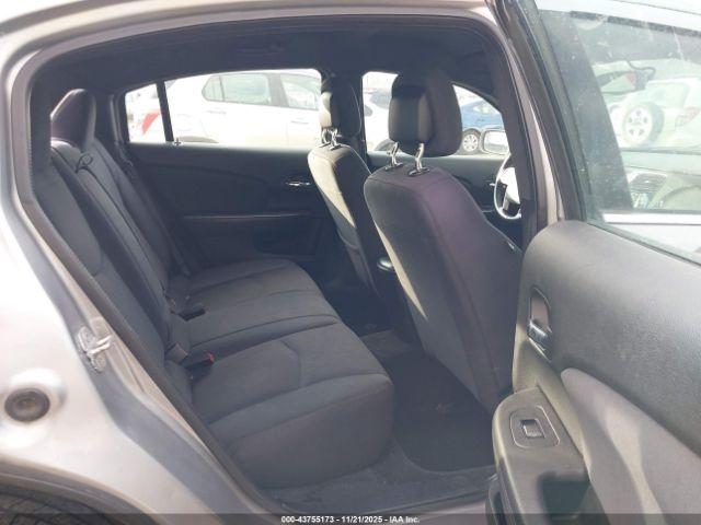 Chrysler 200 Touring Image 9