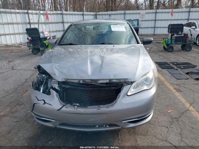 Chrysler 200 Touring Image 14