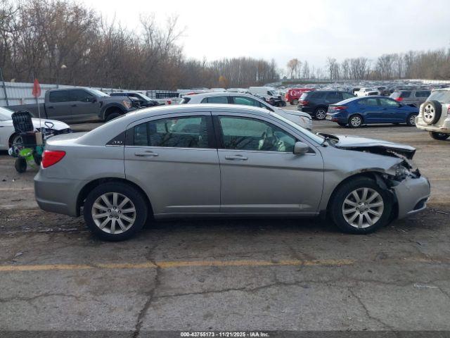 Chrysler 200 Touring Image 15