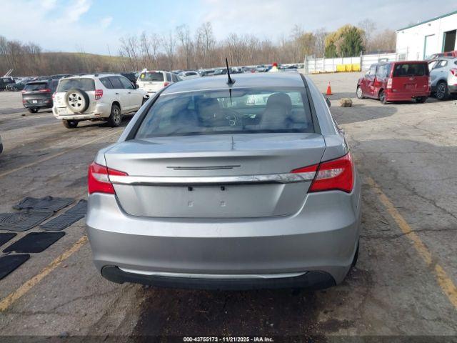 Chrysler 200 Touring Image 16