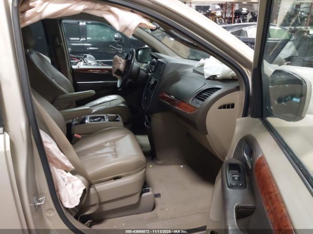 Chrysler Town & Country Touring Image 15