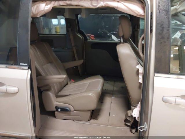 Chrysler Town & Country Touring Image 12