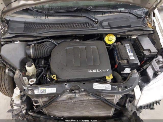 Chrysler Town & Country Touring Image 5