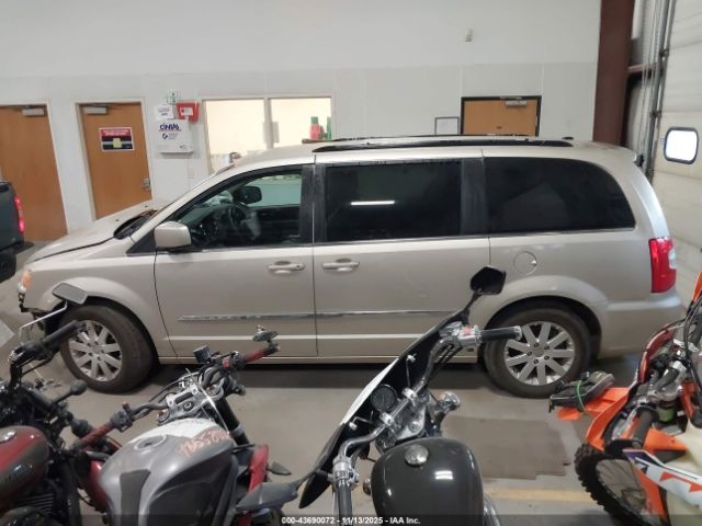 Chrysler Town & Country Touring Image 9