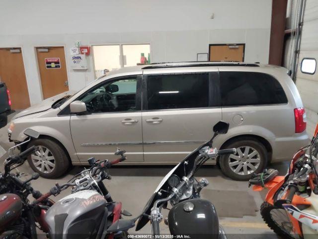 Chrysler Town & Country Touring Image 9