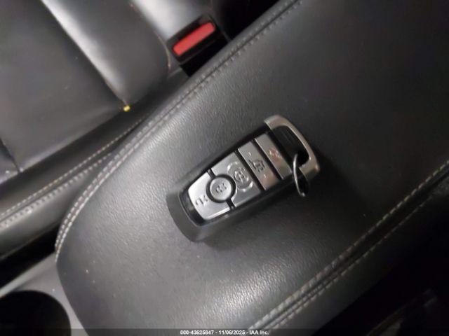 Ford Escape Titanium Image 2