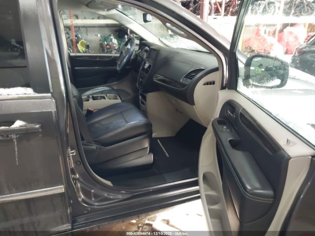 Chrysler Town & Country Touring Image 4