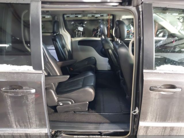 Chrysler Town & Country Touring Image 3