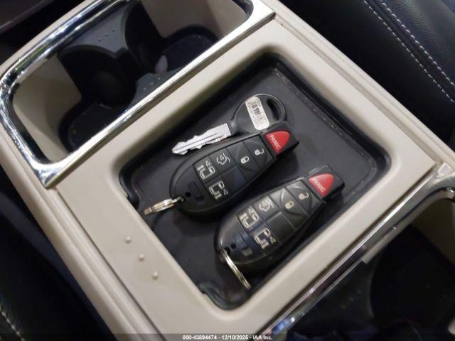 Chrysler Town & Country Touring Image 7