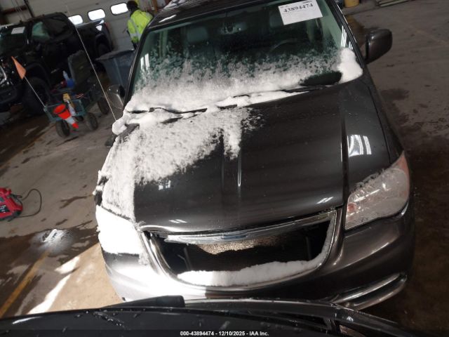 Chrysler Town & Country Touring Image 8