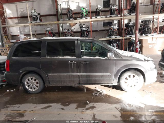 Chrysler Town & Country Touring Image 13