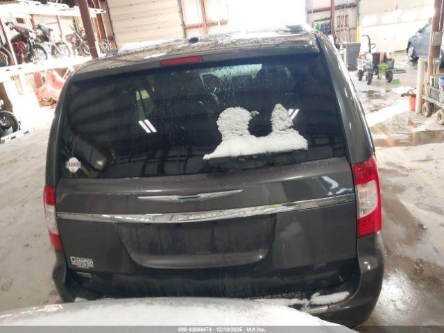 Chrysler Town & Country Touring Image 14