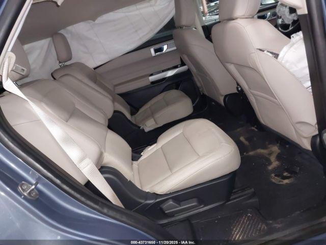 Ford Explorer Limited Image 3