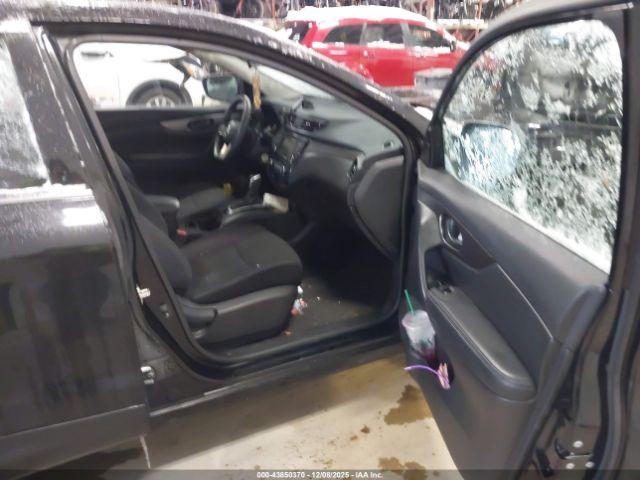 Nissan Rogue S Image 2