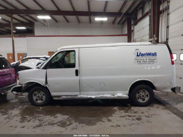 GMC Savana Work Van Image 16