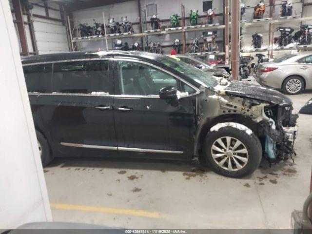 Chrysler Pacifica Touring-l Image 13