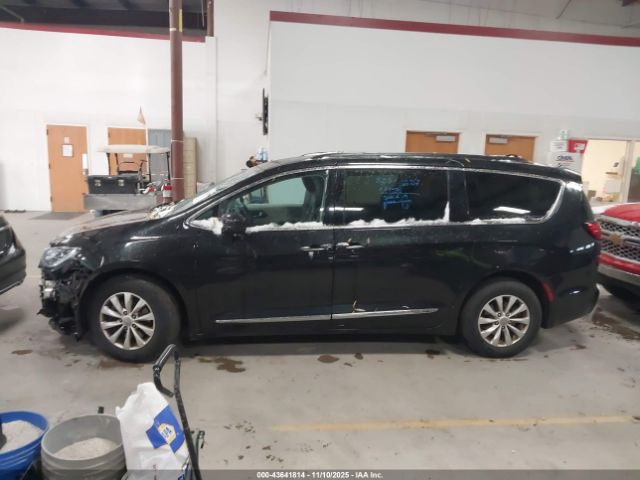 Chrysler Pacifica Touring-l Image 14