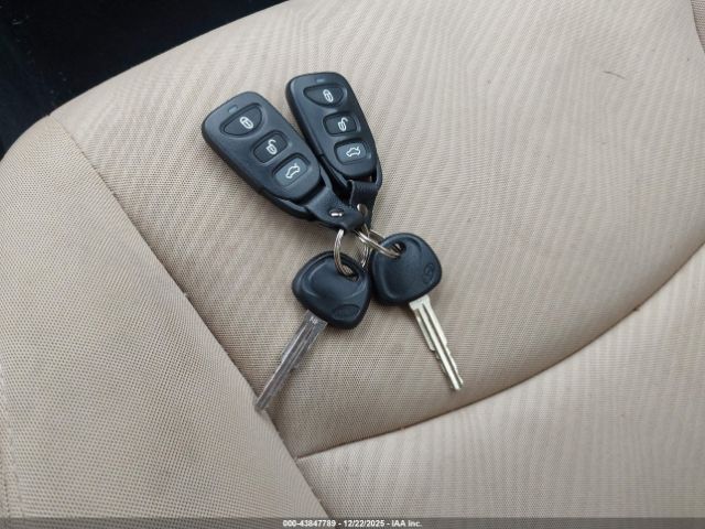 Hyundai ELANTRA Image 16