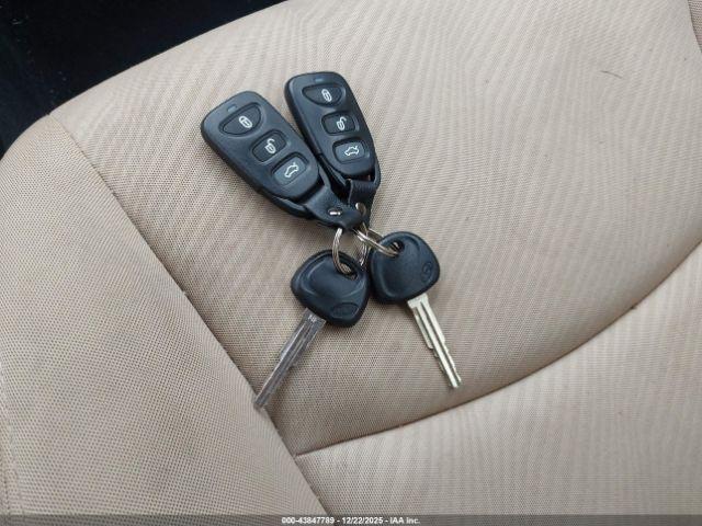 Hyundai ELANTRA Image 16